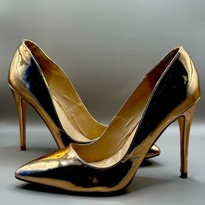 Rouge! Metallic gold pumps. Size 9. Statement piece.